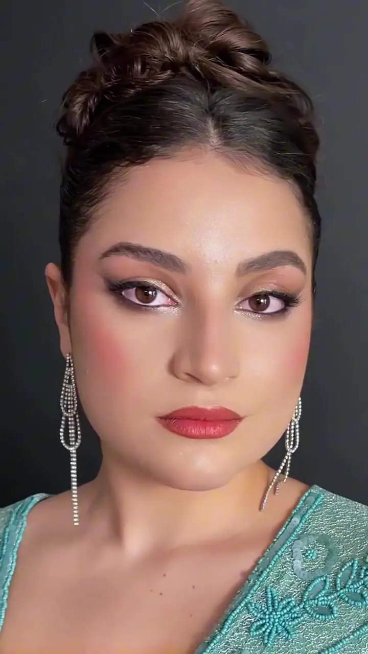 Invitada con vestido turquesa y pendientes largos