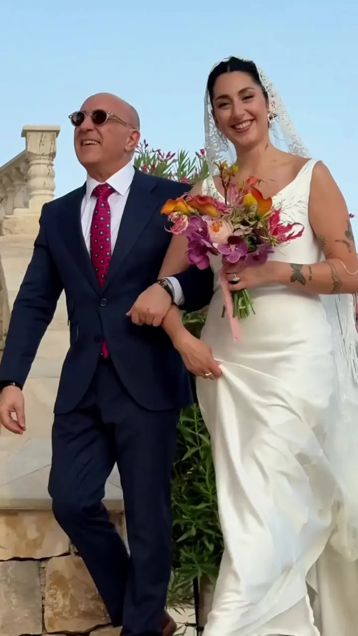 Novia con su padre y ramo de flores