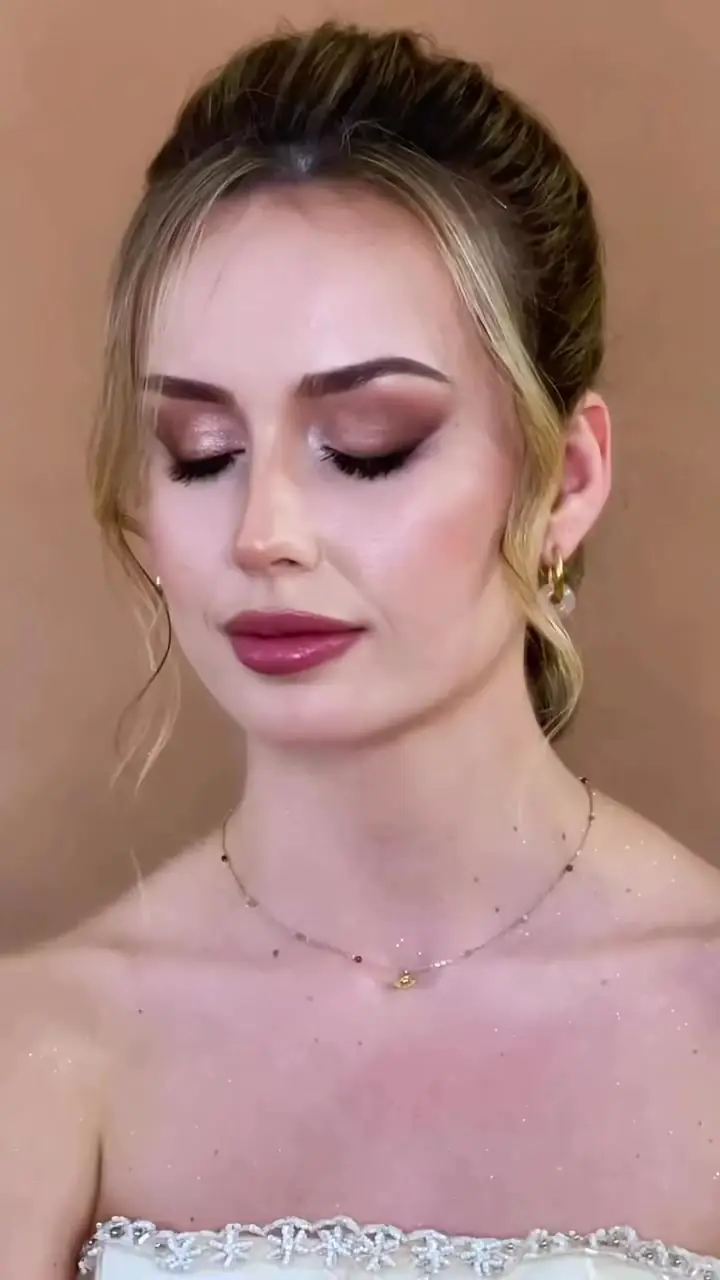 Mirada cerrada, labio rosa