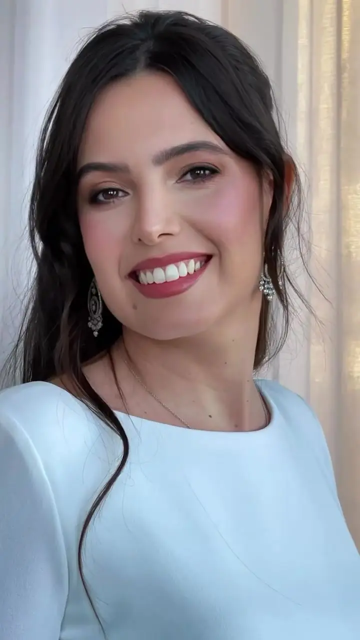 Novia sonriendo, vestido de cuello alto