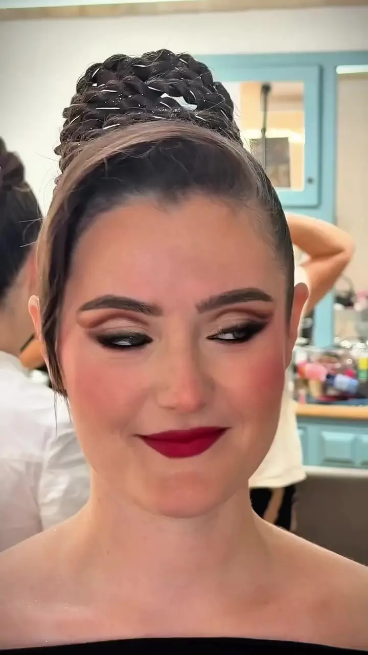 Recogido de trenzas y labio rojo