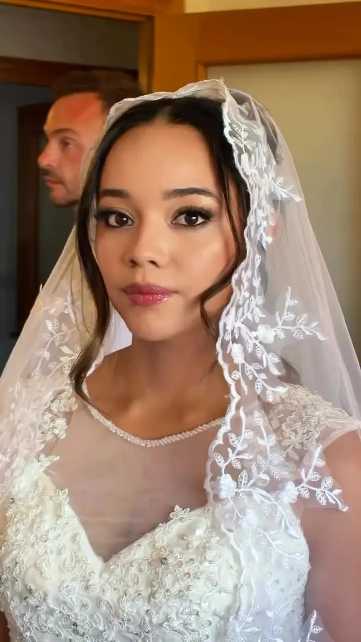 Novia con velo, de frente