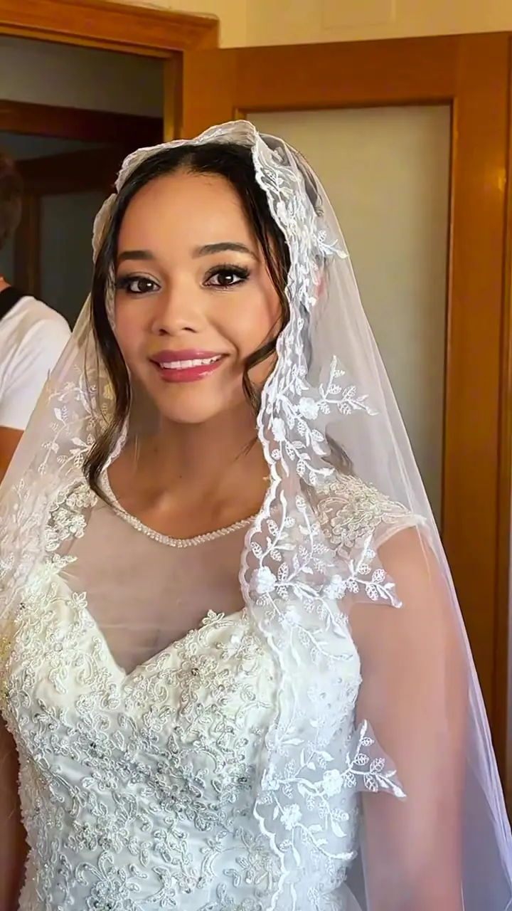 Novia con velo, sonriendo