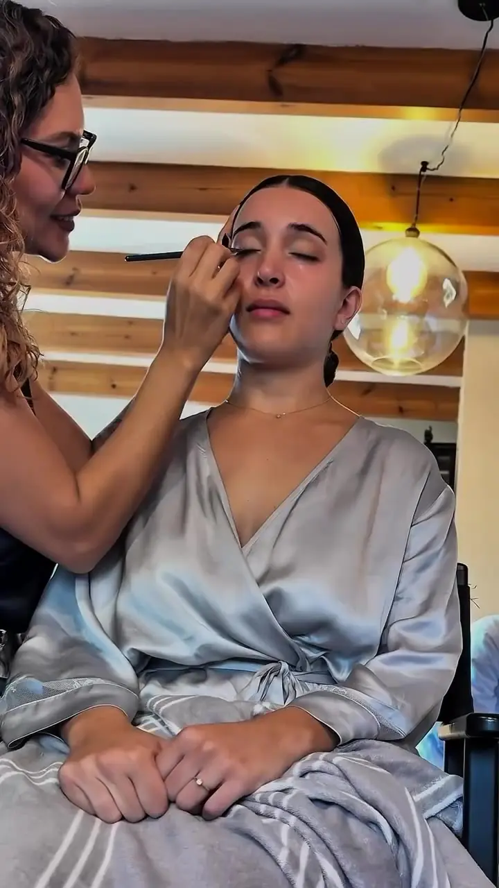 Yeri maquillando a una novia en bata